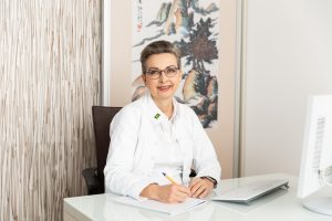 Dr. med. Nicola Winckler-Schumann an Ihrem Schreibtisch