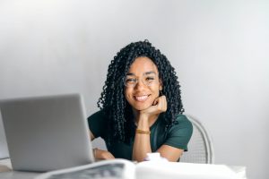 Eine Frau ist glücklich vor ihrem Laptop.