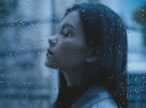 Eine junge Frau ist in Gedanken vertieft und genießt den Moment.